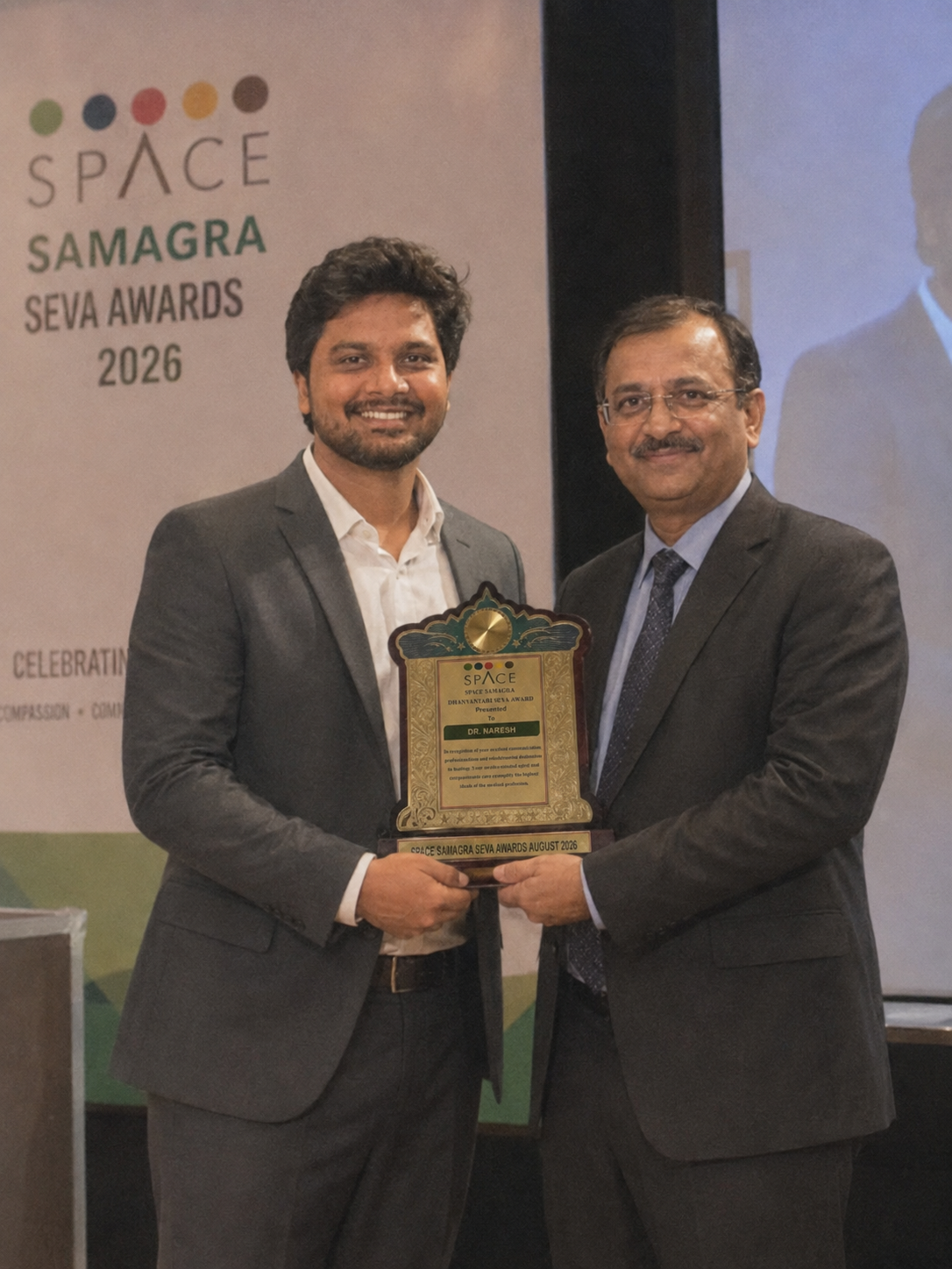 Dr. Naresh Chanchali receiving the SPACE Samagra Dhanvantari Seva Award